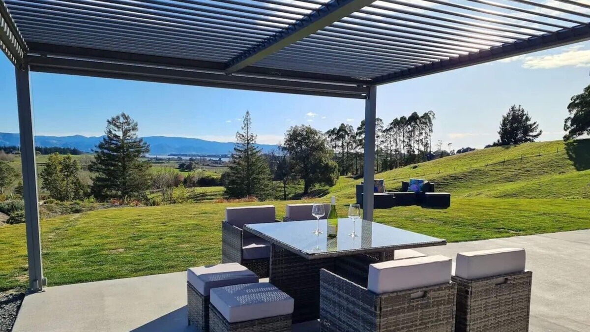 Tasman House | Country home, coastal views