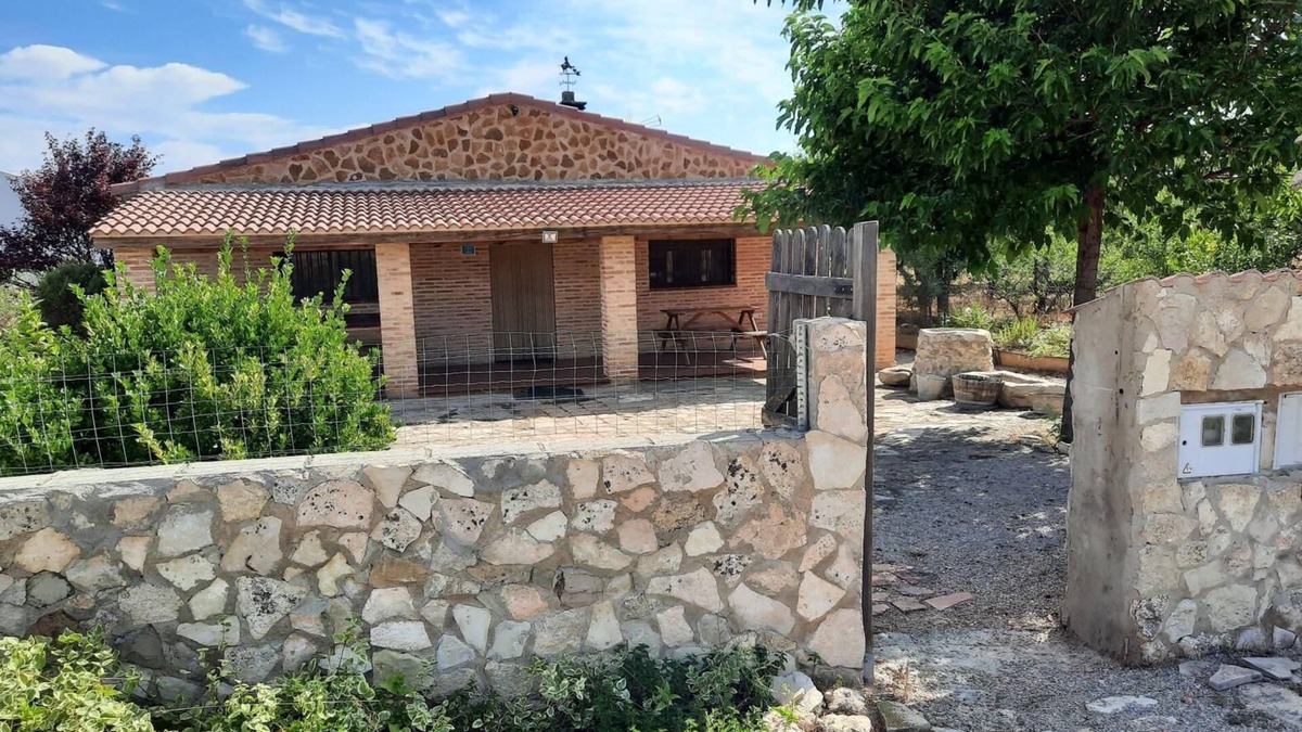 Las Cuerlas House | Country Home 'Laguna De Gallocanta' with Mountain View, Terrace and Garden