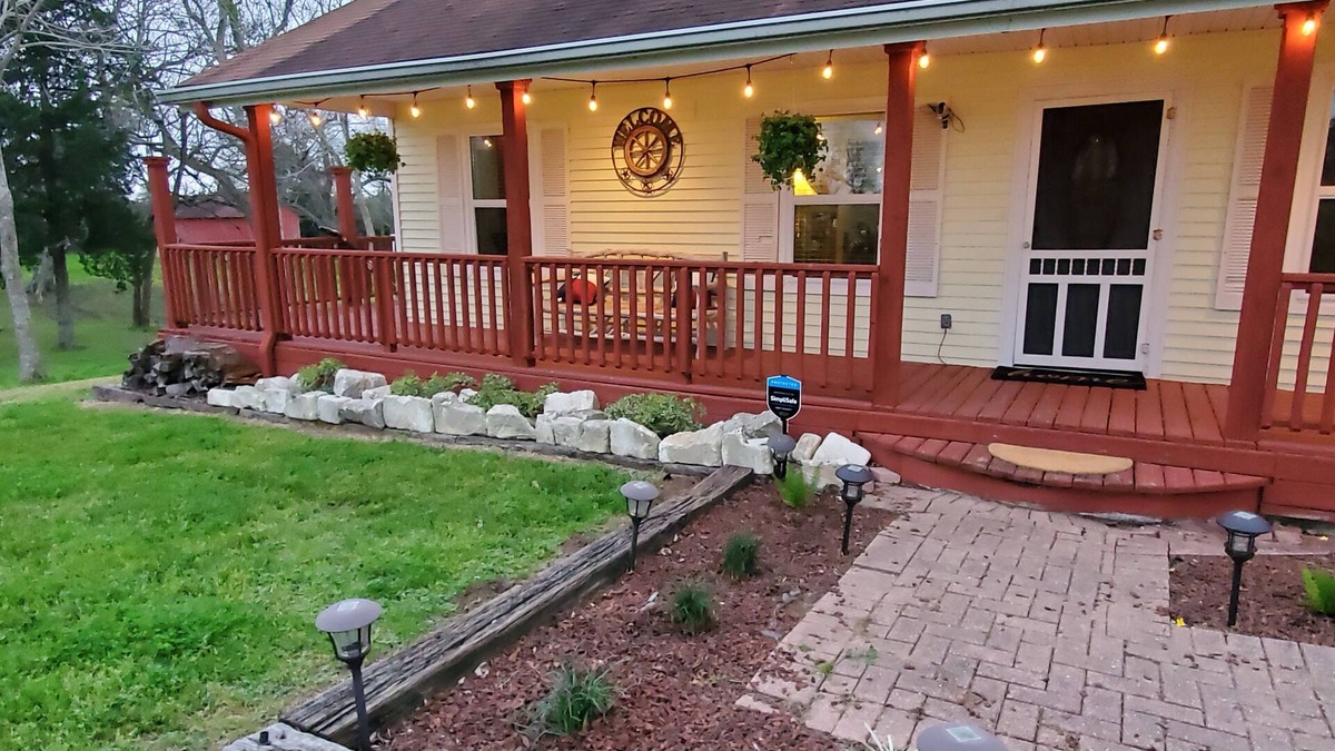 Sealy House | Country home located near Bellville/Sealy only 60 minutes from Houston, Tx
