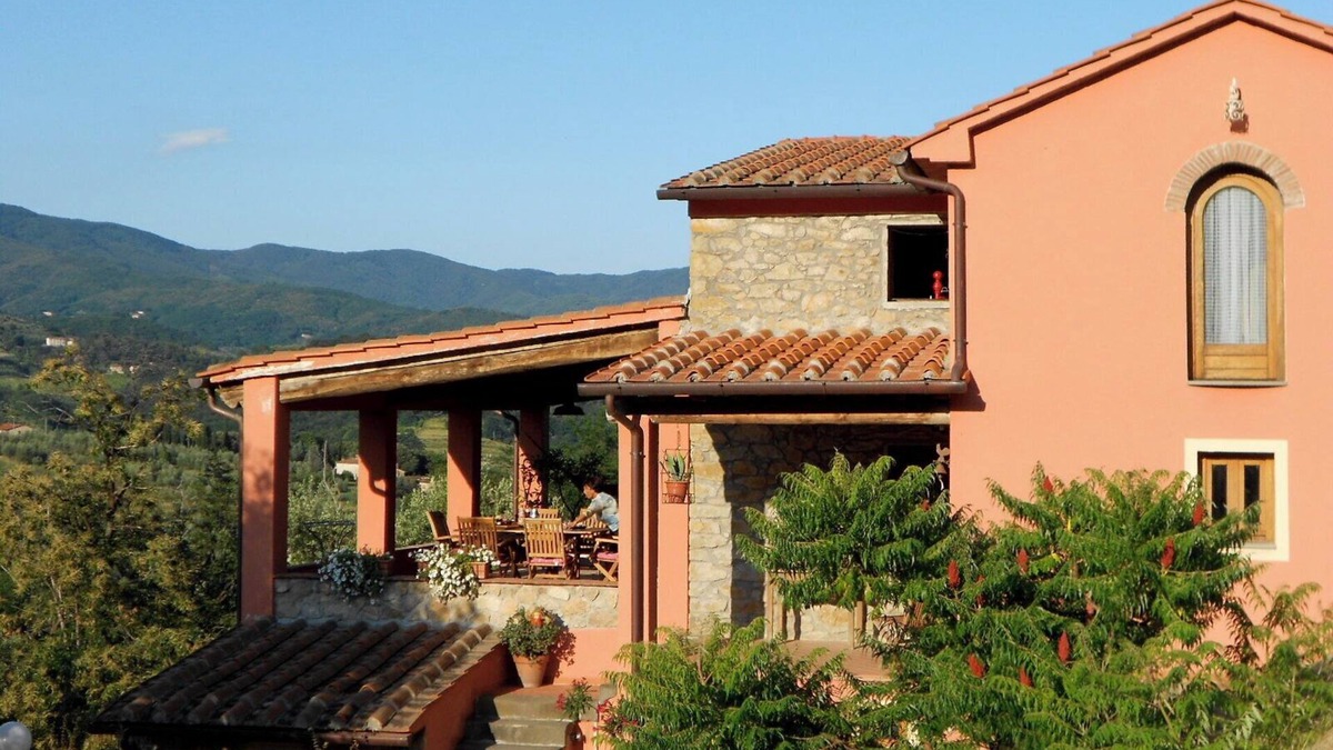 Saturnana Villa | Country home near town, close to services and places of interest!