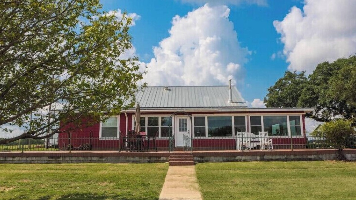 Voca House | Country Home on 33 acres, sleeps 20, On the San Saba River!