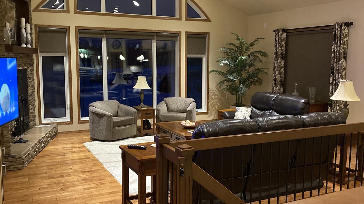 Lac du Bonnet House | Country Home on Pinawa Channel