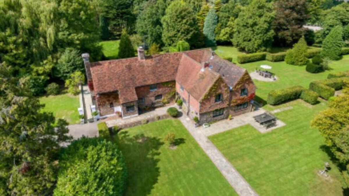 Upper Dicker House | Country Home +Tennis Courts + Hot Tub + EV Charger