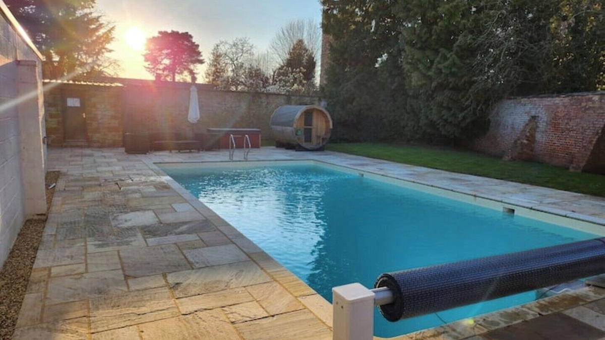 Milton Malsor House | Country Home with Beautiful Gardens, Pool & Sauna