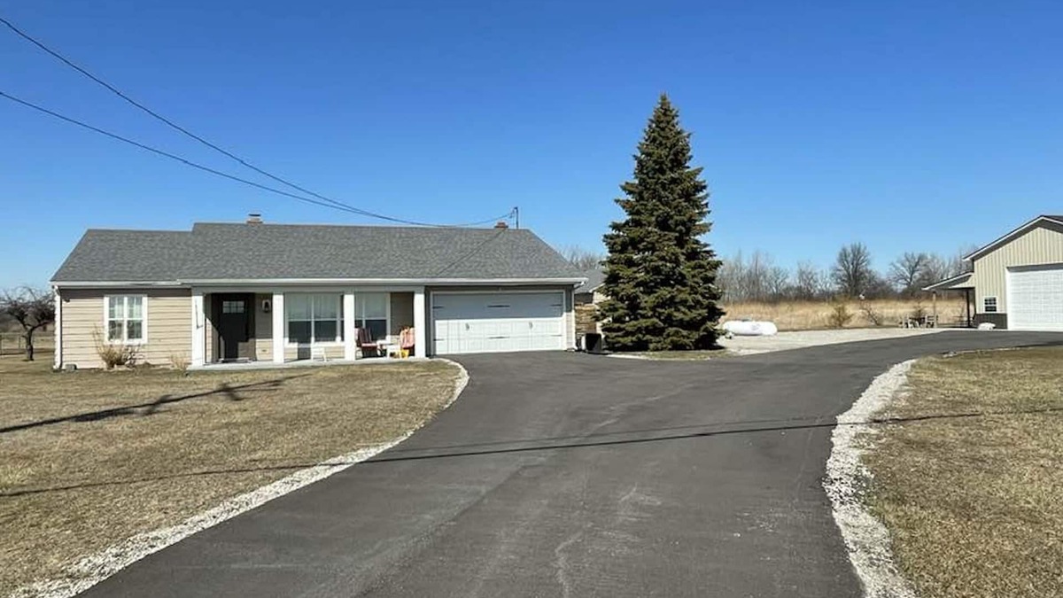 Port Clinton House | Country Home with 3B 1.5B w/Room for Fishermen with Trucks Boats & Trailers