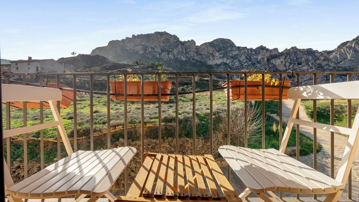 Montoro de Mezquita House | Country House 'Vallore Del Maestrazgo' with Mountain View, Private Garden and Air Conditioning