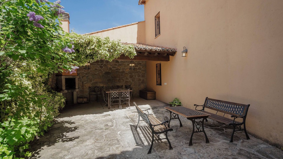 Neila de San Miguel House | Country House 'El Capricho De Ana' with Mountain View, Private Terrace and Wi-Fi