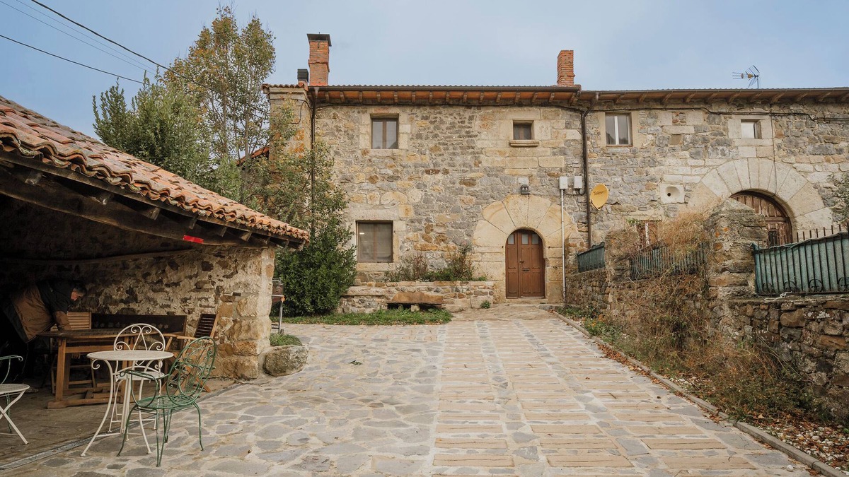 La Pernia House | Country House 'La Casa Del Diezmo De La Montaña' with Mountain View, Private Terrace and Wi-Fi