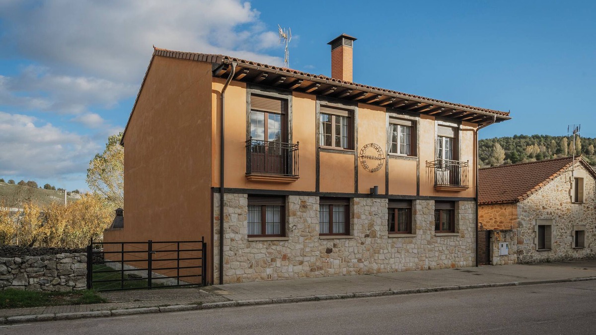 Hontoria del Pinar House | Country House 'Entrada Rio Lobos 2' with Mountain Views and Wi-Fi