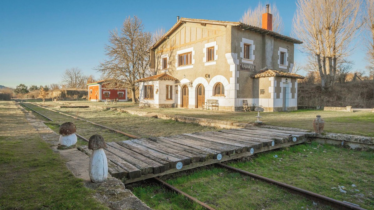 Rabanera del Pinar House | Country House 'La Estación De Rabanera' with Private Garden
