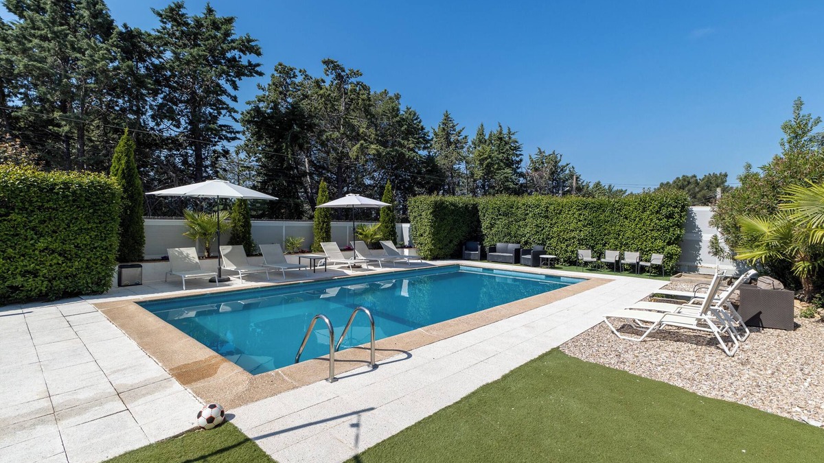 Robledo de Chavela House | Country House 'Avalon 102' with Mountain View, Private Pool and Wi-Fi