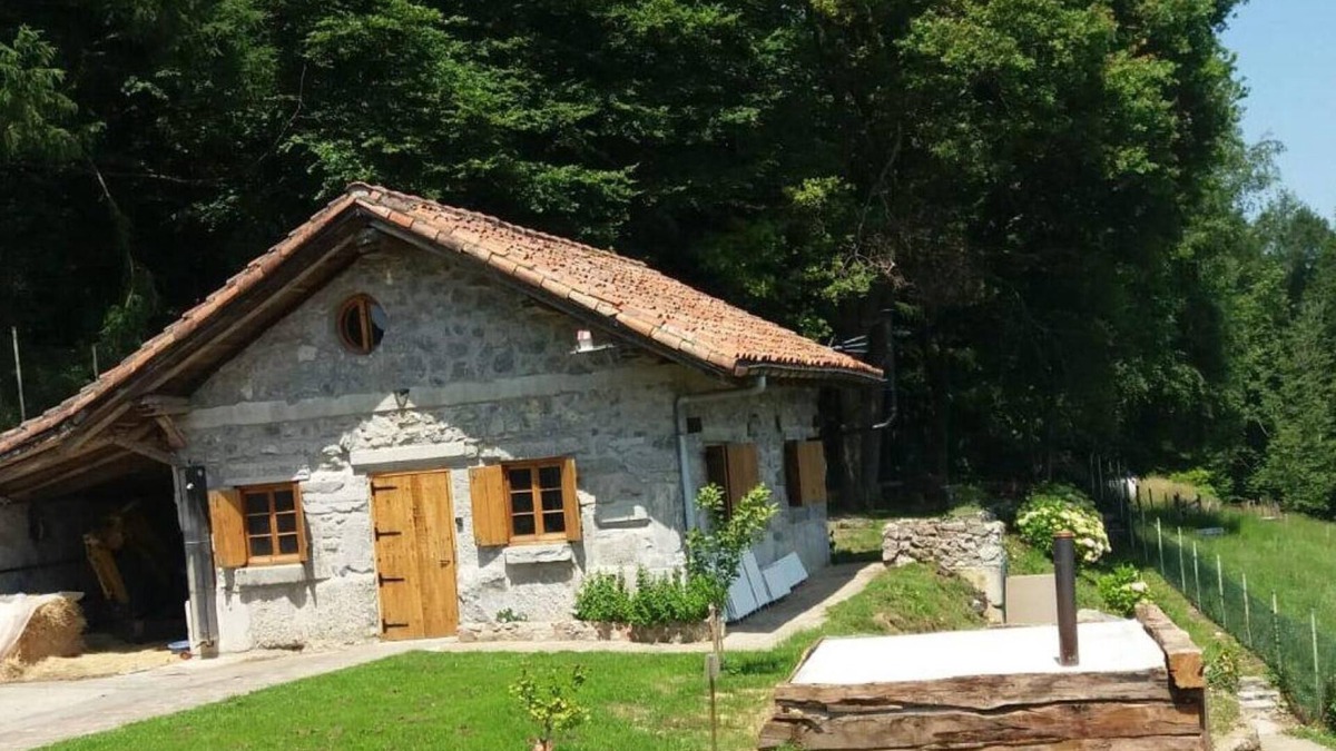 Larraul House | Country House 'Agerre Berriko Borda' with Mountain View and Private Garden