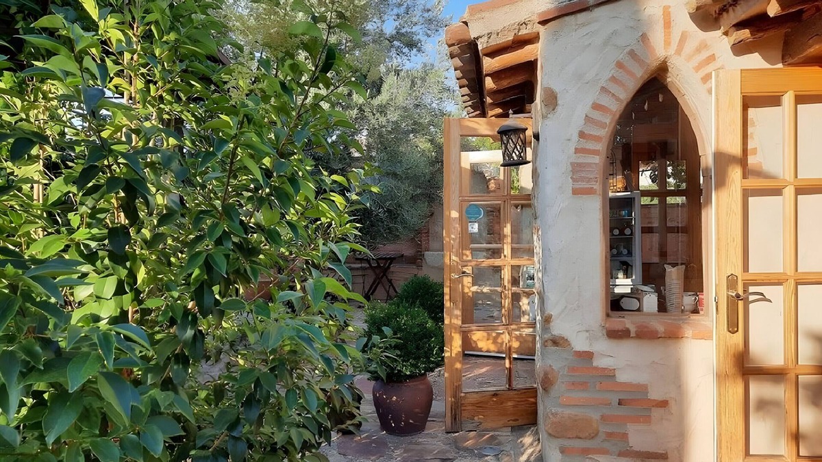 Castronuno House | Country House 'Beautiful Alamedas' with Private Pool, Private Garden and Wi-Fi