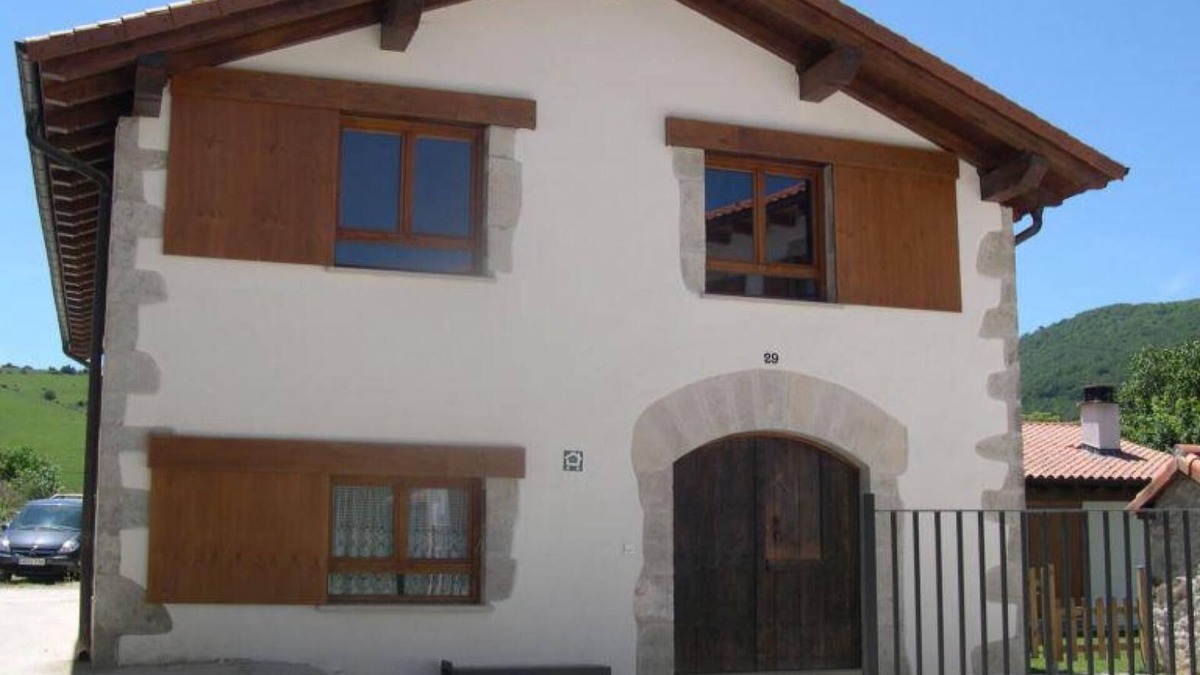 Ciaurriz House | Country House 'Bordaberri' with Mountain View, Private Garden and Wi-Fi