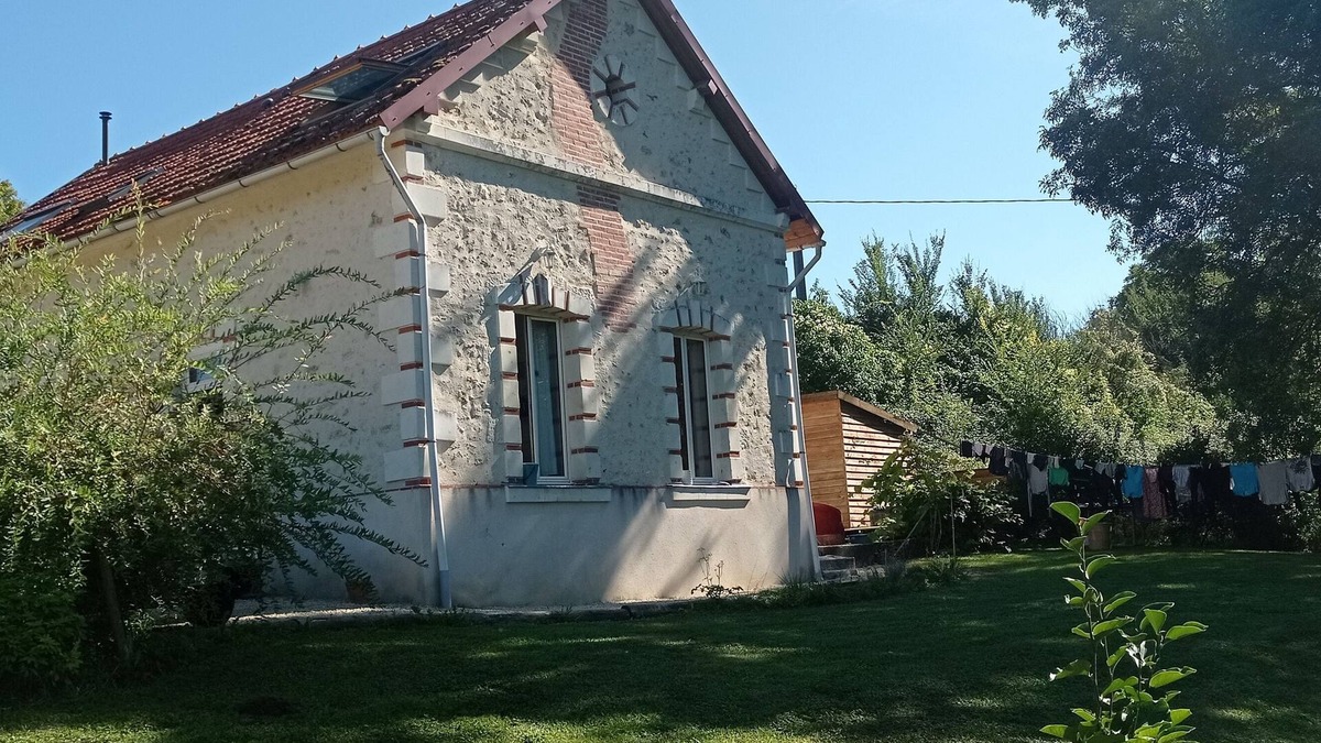 Pontigne House | Country house by a stream