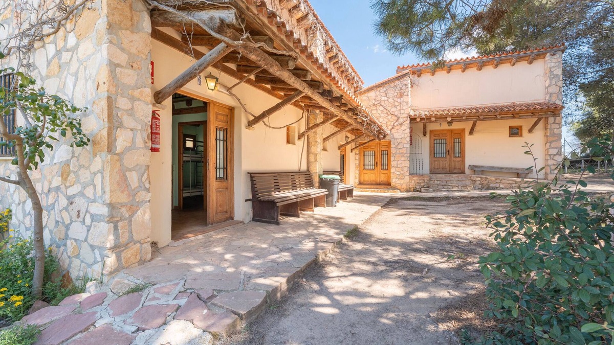 Sinarcas Cabin | Country House 'Cabañas Rusticas 5' with Mountain View, Shared Pool and Wi-Fi
