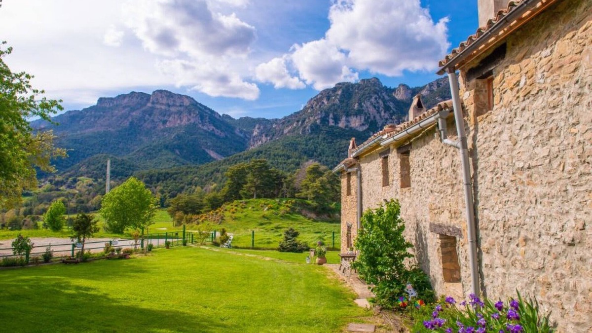 Capolat House | Country House 'Can Caubet I' with Mountain View, Shared Pool and Wi-Fi