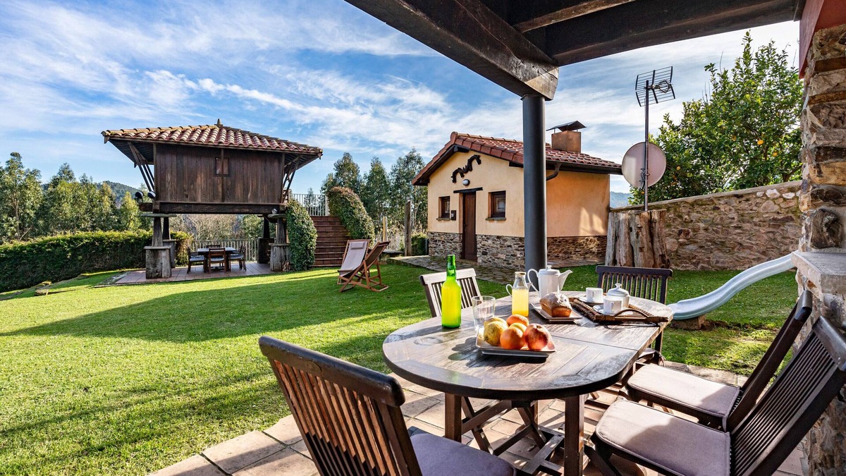 Aronces House | Country House 'Casa De Abajo' with Mountain View, Private Garden and Wi-Fi