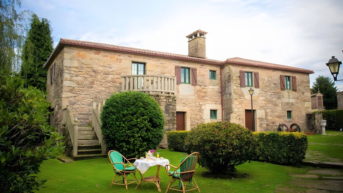 Curtis House | Country House 'Casa De Barreiro' with Mountain View, Private Pool and Wi-Fi