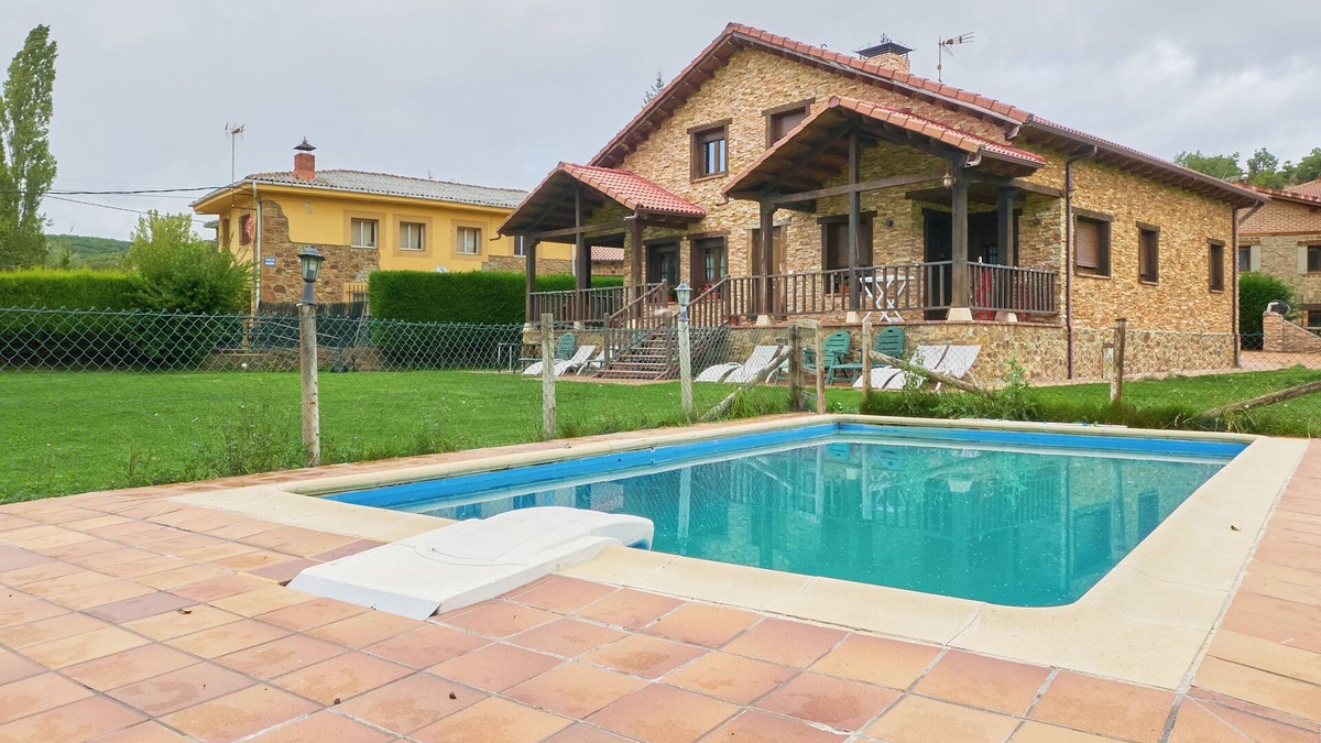 San Martin de Valdetuejar House | Country House 'Casa Lara I' with Lake View, Shared Pool and Private Terrace