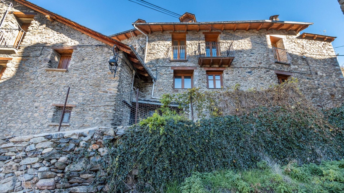 Durro House | Country House 'Casa Garbot' with Mountain View and Private Garden