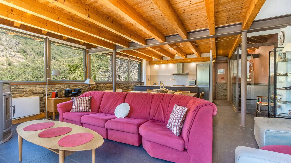 Tavascan House | Country House 'Casa Guillem 2' with Lake View, Wi-Fi and Air Conditioning