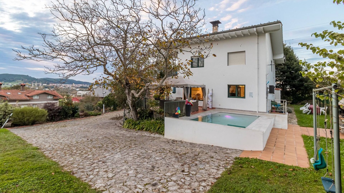 Colindres House | Country House 'Casa La Quinta' with Mountain View, Private Pool and Wi-Fi
