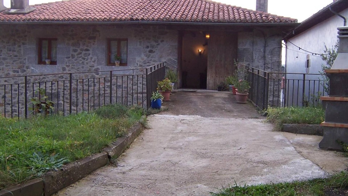 Lekunberri House | Country House 'Casa Rural Barbonea' with Mountain View, Private Garden and Wi-Fi