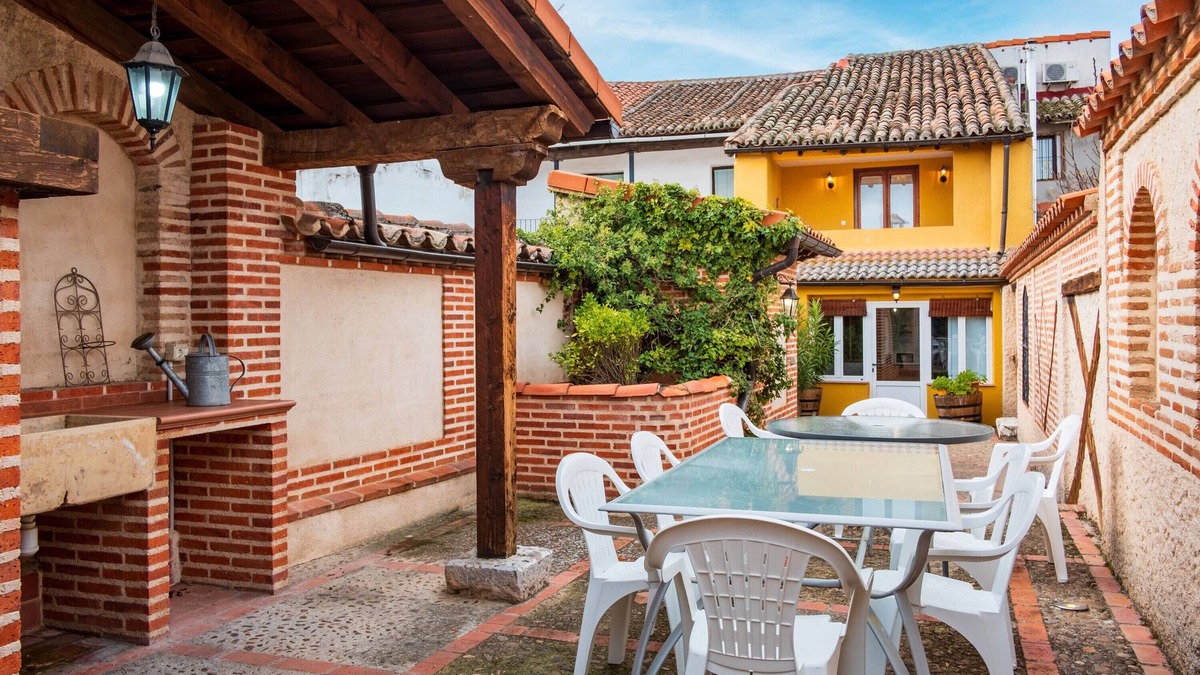 Rueda House | Country House 'Casa Rural Villa Calera' with Private Terrace, Wi-Fi and Air Conditioning
