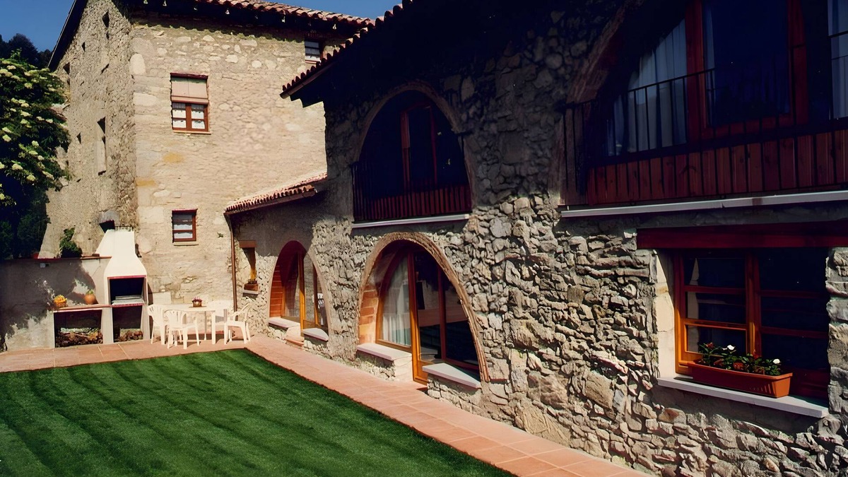 Berga House | Country House 'Cobert De Vilaformiu' with Mountain View, Shared Pool and Private Terrace