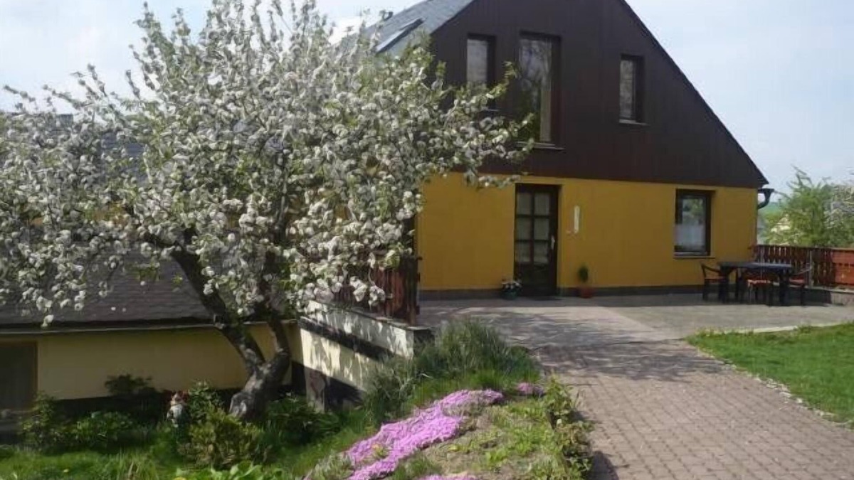 Gahlenz Apartment | Country house style, 80 m², sun terrace, playground, 2 bedrooms, up to 5 people