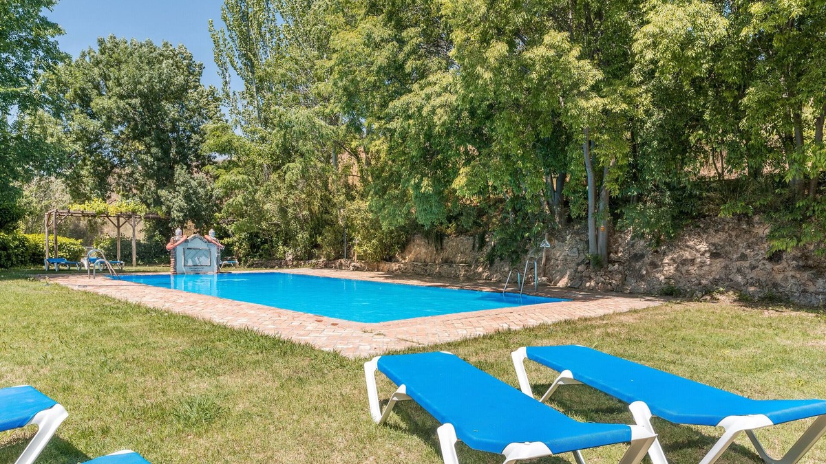 La Zubia House | Country House 'El Almendro' with Mountain Views, Shared Pool and Wi-Fi