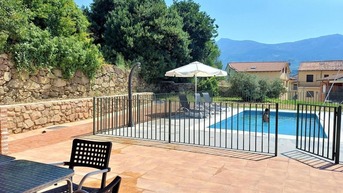 Mombeltran House | Country House 'El Barranco' with Mountain View, Private Pool and Private Terrace