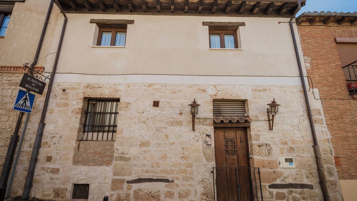 Lerma House | Country House 'El Desvan Del Brigante' with Balcony, Wi-Fi and Air Conditioning