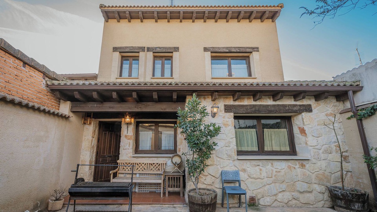 Turrubuelo House | Country House 'El Mirador De La Pinilla' with Mountain View, Private Garden and Wi-Fi