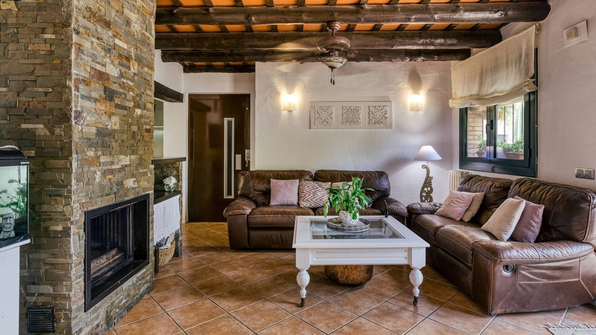 Borrassa Villa | Country House 'El Paller' with Balcony and Wi-Fi