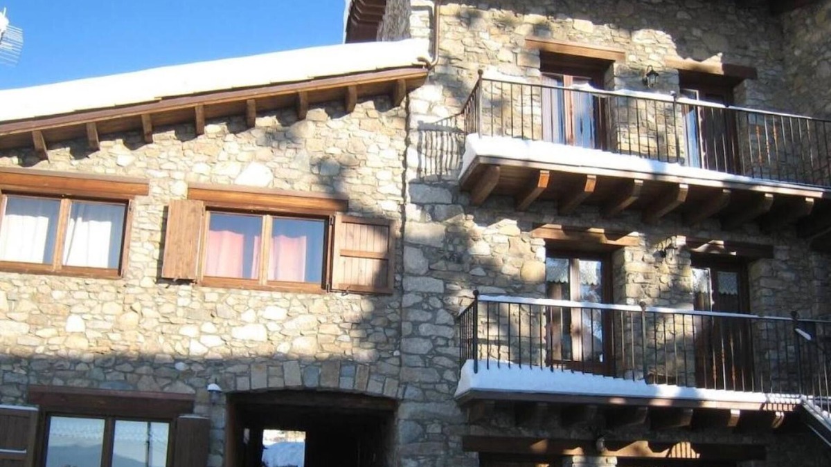 Aranser House | Country House 'El Paller O La Casa De Ca L’Escolà' with Mountain View, Shared Terrace and Wi-Fi
