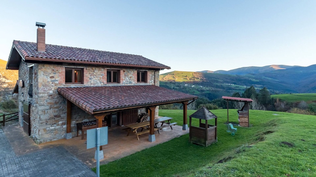 Rozas House | Country House 'El Paraiso Del Yayo' with Mountain View, Private Terrace and Wi-Fi