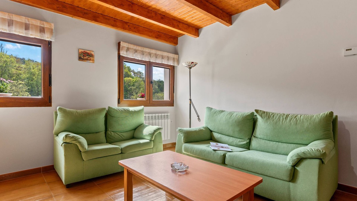 Soto de las Duenas House | Country House 'El Trasgu' with Mountain View, Wi-Fi, and Air Conditioning