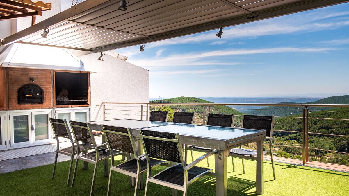 Guisando House | Country House 'Entregredos' with Mountain View, Wi-Fi and Air Conditioning