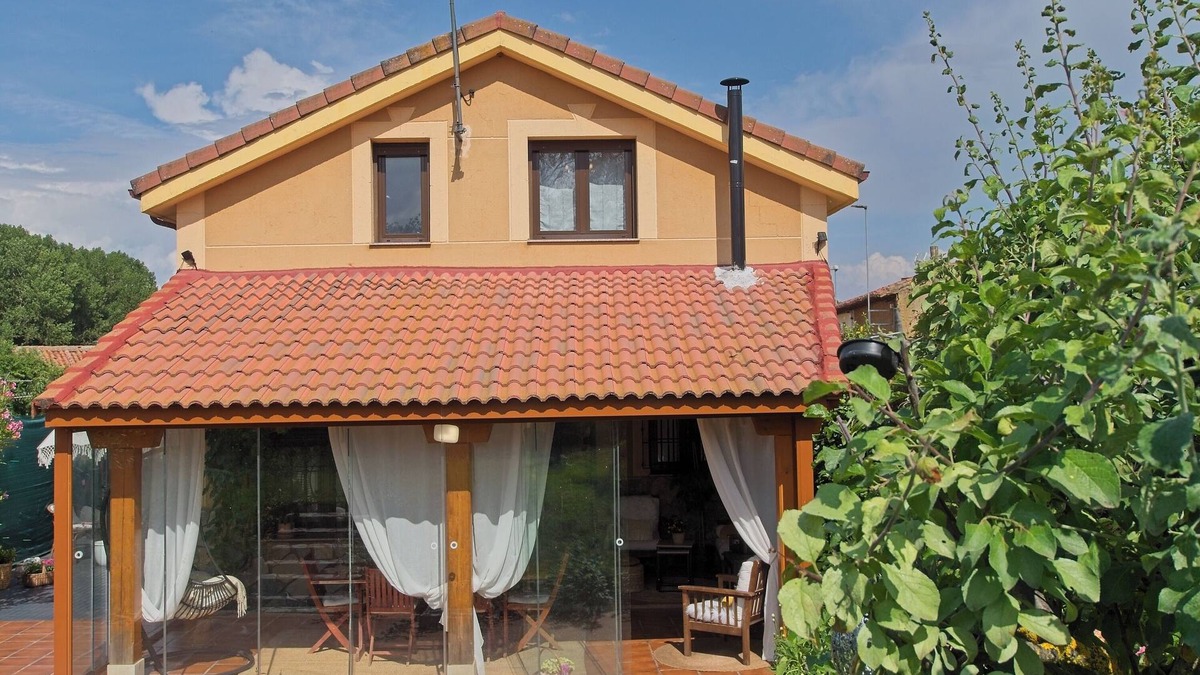 Onzonilla House | Country House 'Kely' with Private Terrace, Private Garden and Wi-Fi