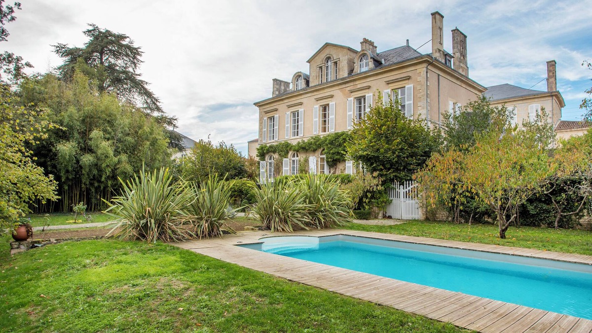 Fontenay-le-Comte Villa | Country House 'La Maison De Maître' with Private Pool, Private Terrace and Wi-Fi