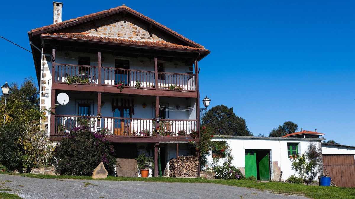 Valle de Carranza House | Country House 'Fuenternilla' with Mountain View, Private Terrace and Wi-Fi
