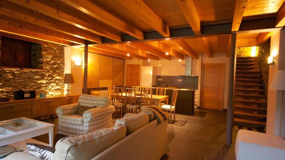 Tavascan House | Country House 'Guillem Completa' with Lake View, Wi-Fi and Air Conditioning