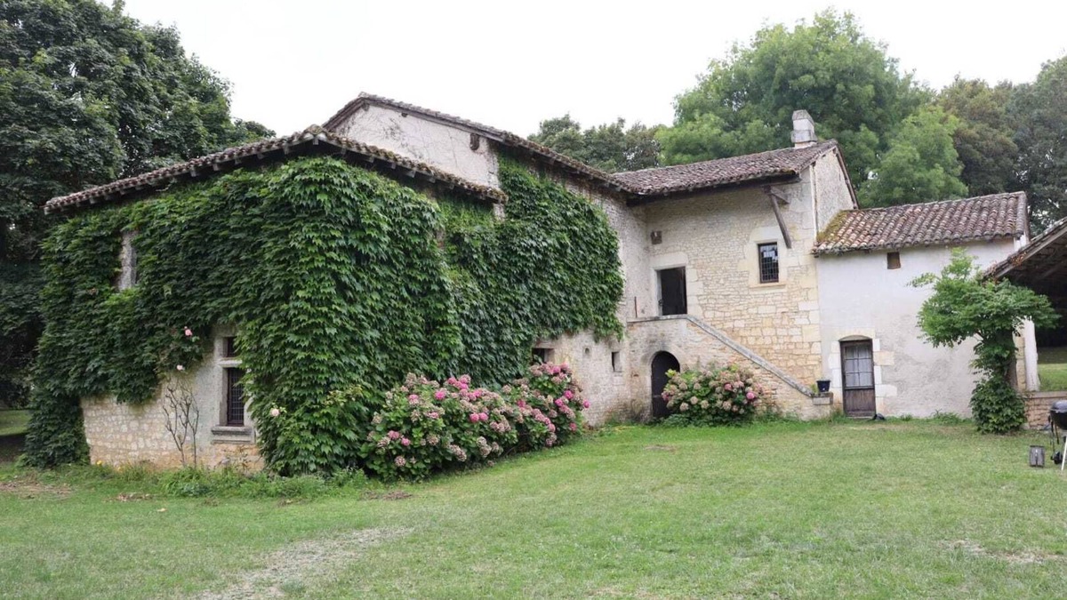 Charras House | Country house in Charras, sleeps 14, pool and tennis court near Dordogne