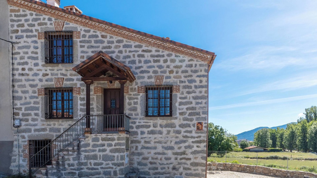Navaluenga House | Country House 'La Bodega De Gredos' with Mountain Views