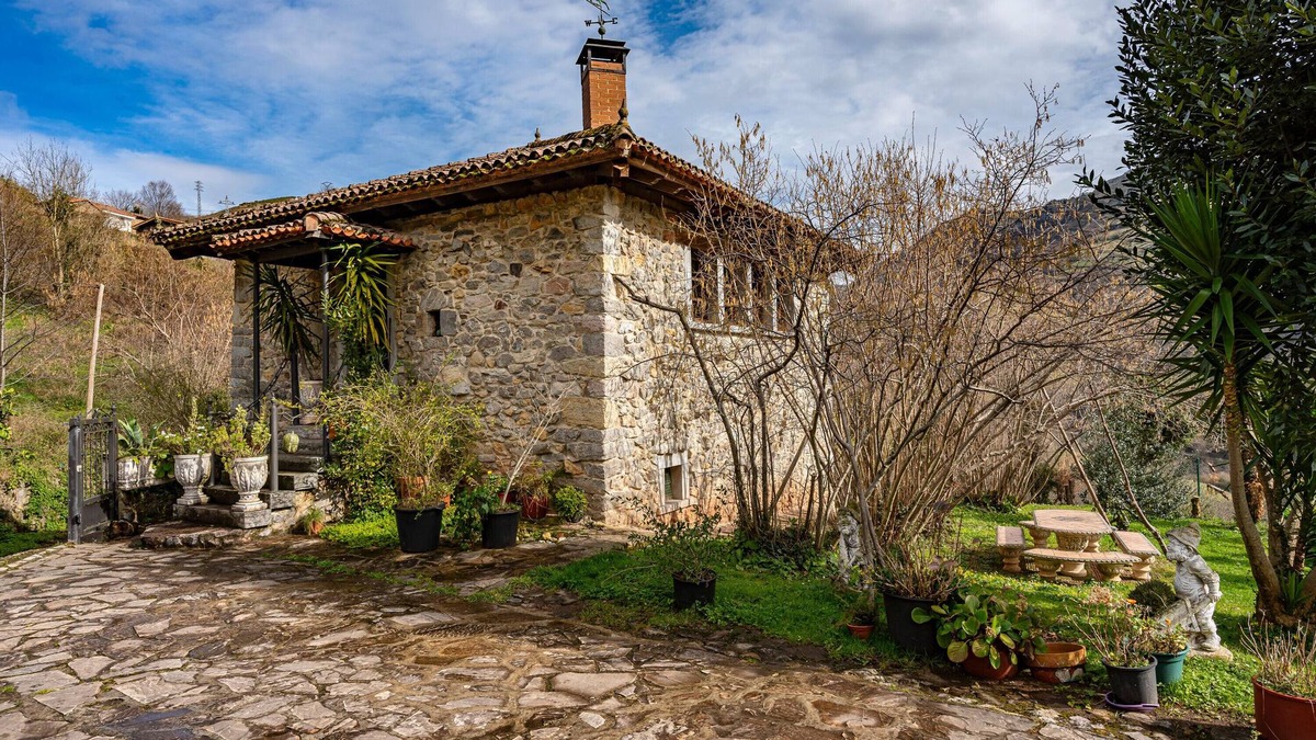Santo Adriano House | Country House 'La Casa De La Torre' with Mountain View, Private Terrace and Wi-Fi