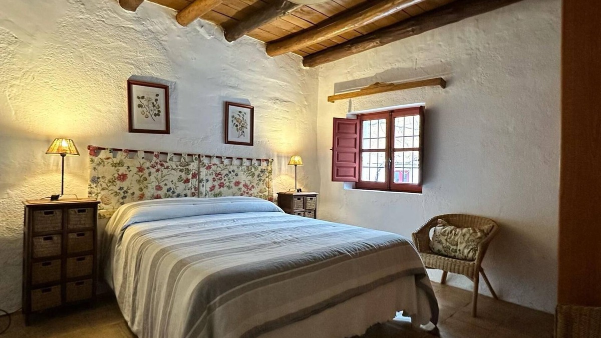 Otura House | Country House 'La Casa Del Palomar' with Mountain View, Shared Pool and Wi-Fi