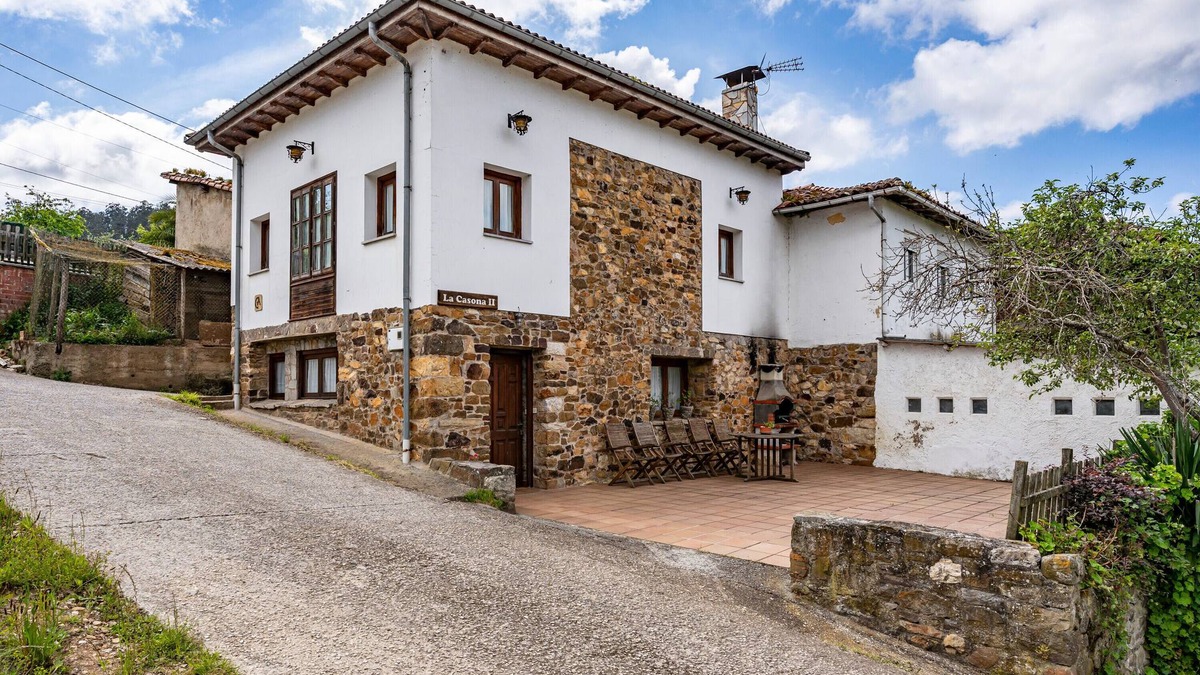 Luerces House | Country House 'La Casona 2' with Mountain View, Private Terrace and Wi-Fi