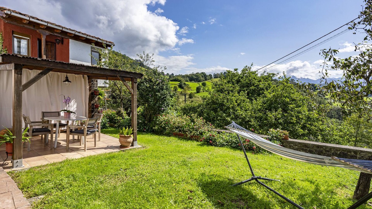 Llenin House | Country House 'La Casita De Heidi' with Mountain View, Private Terrace and Wi-Fi